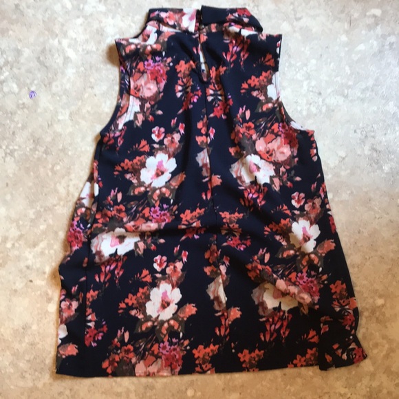 Cute floral crepe sleeveless top szM - Picture 2 of 4